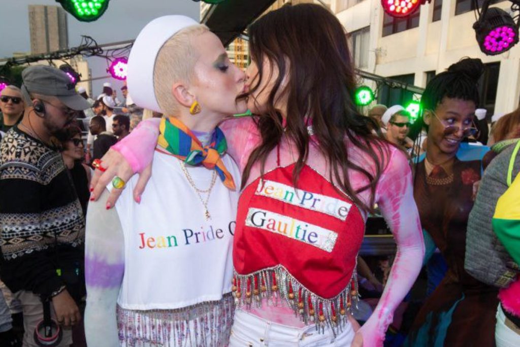 Parada LGBTQIAP+: Vitória Strada e Marcella Rica se beijam em festival
