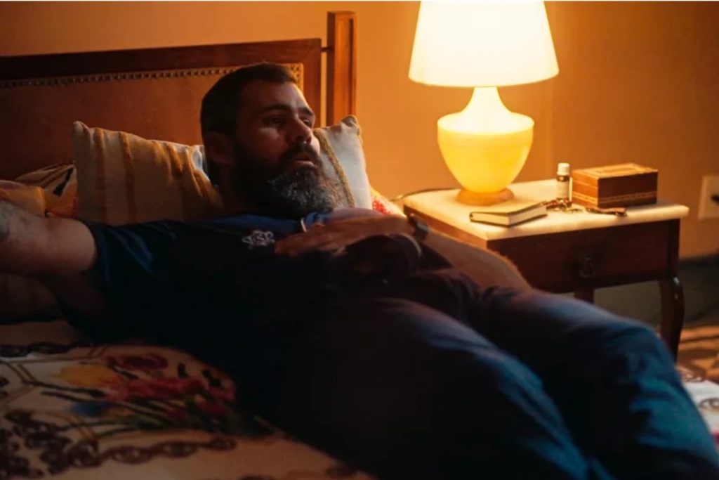 alcides (juliano cazarré) vestindo pijama de tenório (murilo benício) em pantanal