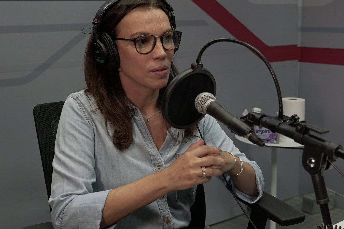 ana paula araújo dando entrevista em podcast