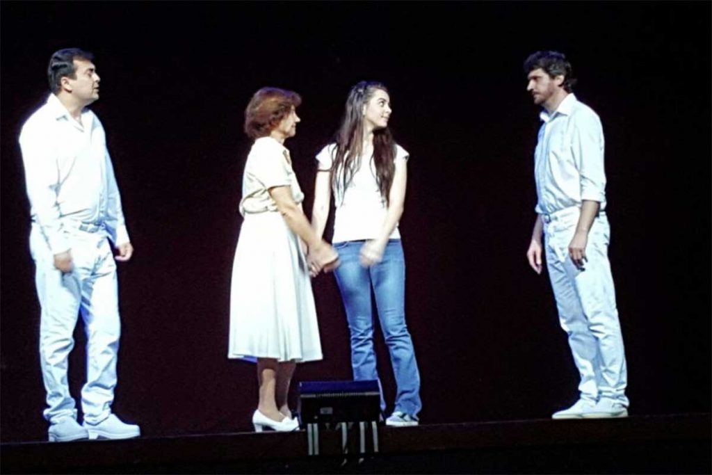 Ana Rosa em cena de Violetas na Janela, no teatro