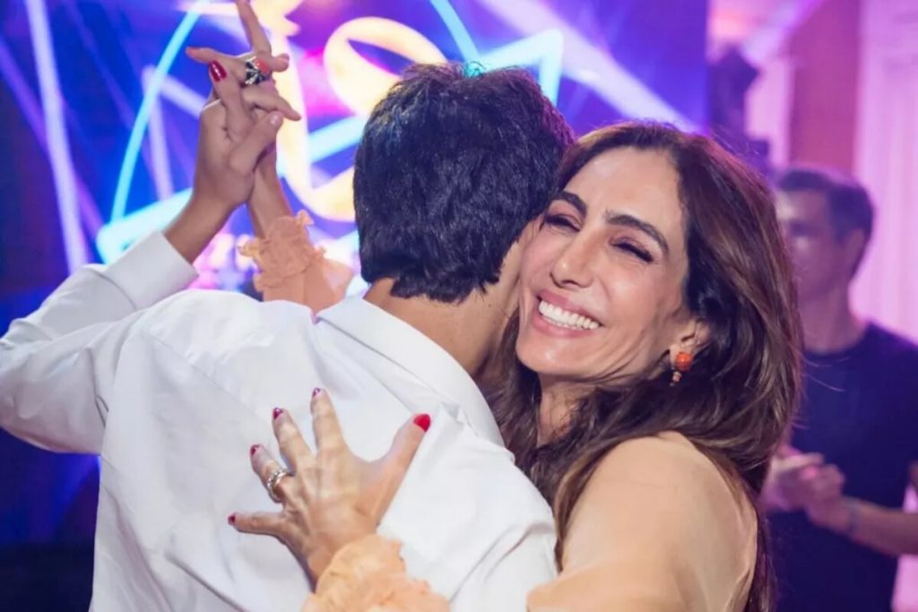 Pedro Garcia dançando com a mãe, Andrea Santa Rosa