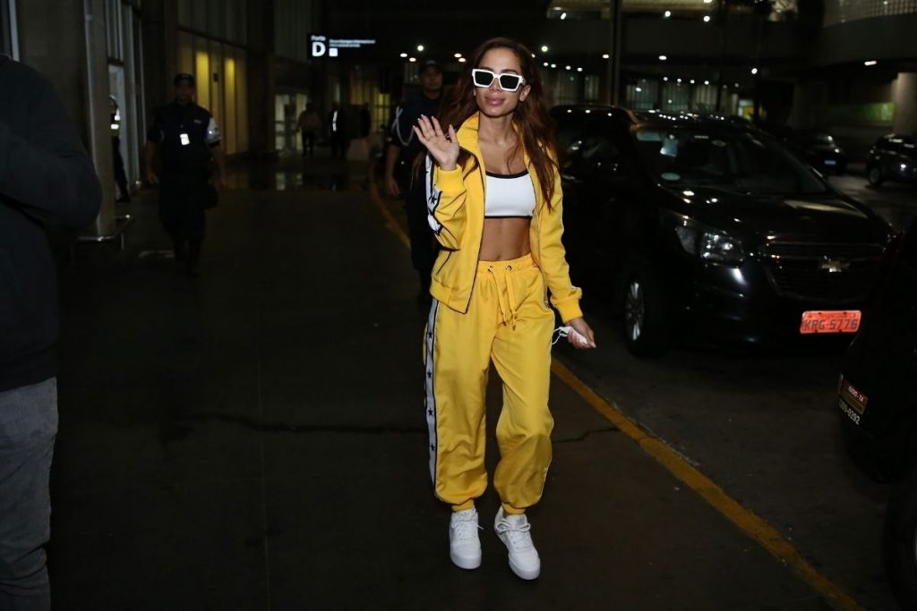 anitta desembarcando no brasil