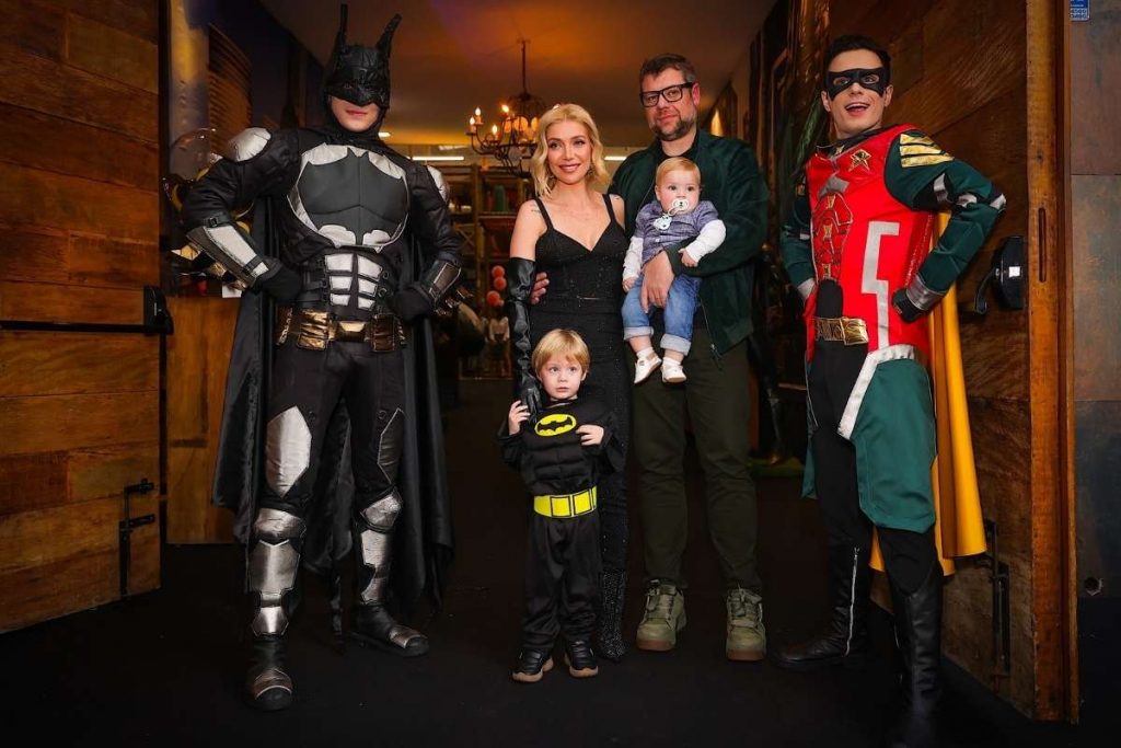 Luiza Possi e Cris Gomes com os filhos e personagens da festa