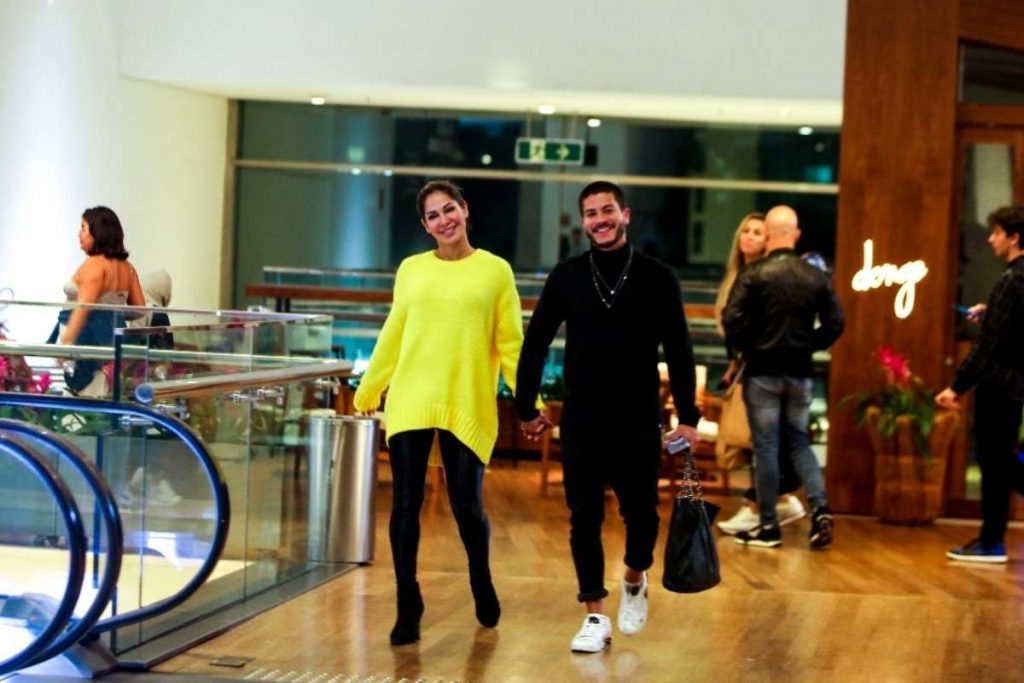 Arthur Aguiar e Maíra Cardi tem jantar romântico no Rio de Janeiro