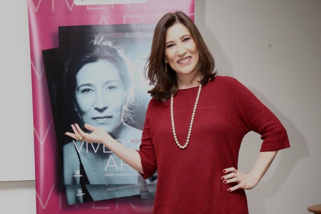 Beth Goulart posando para foto em lançamento de seu primeiro livro