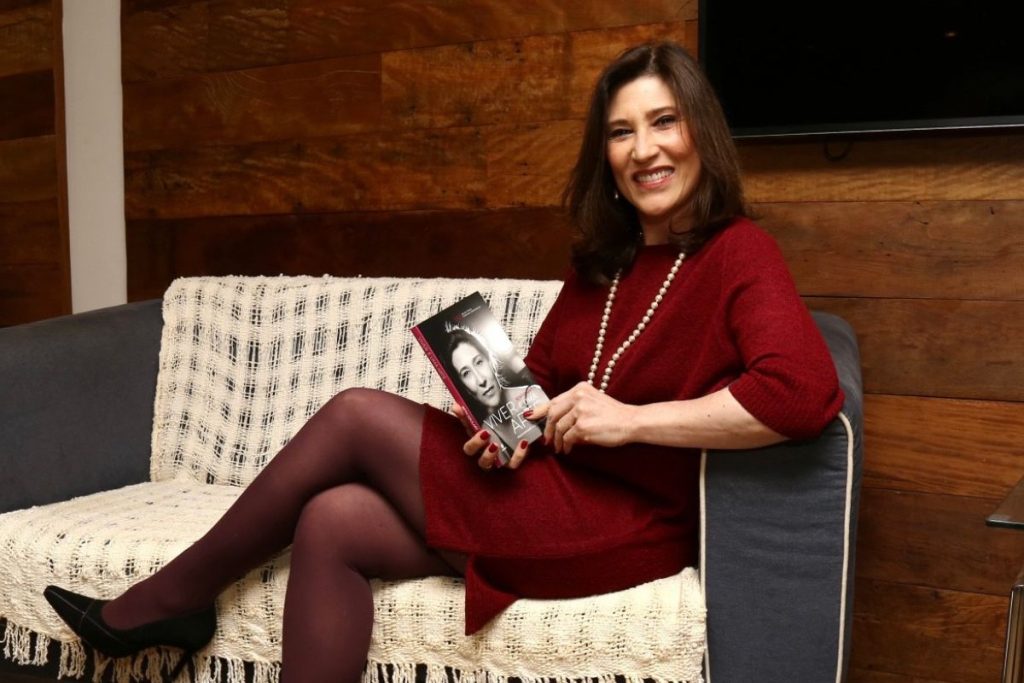Beth Goulart posando para foto em lançamento de seu primeiro livro
