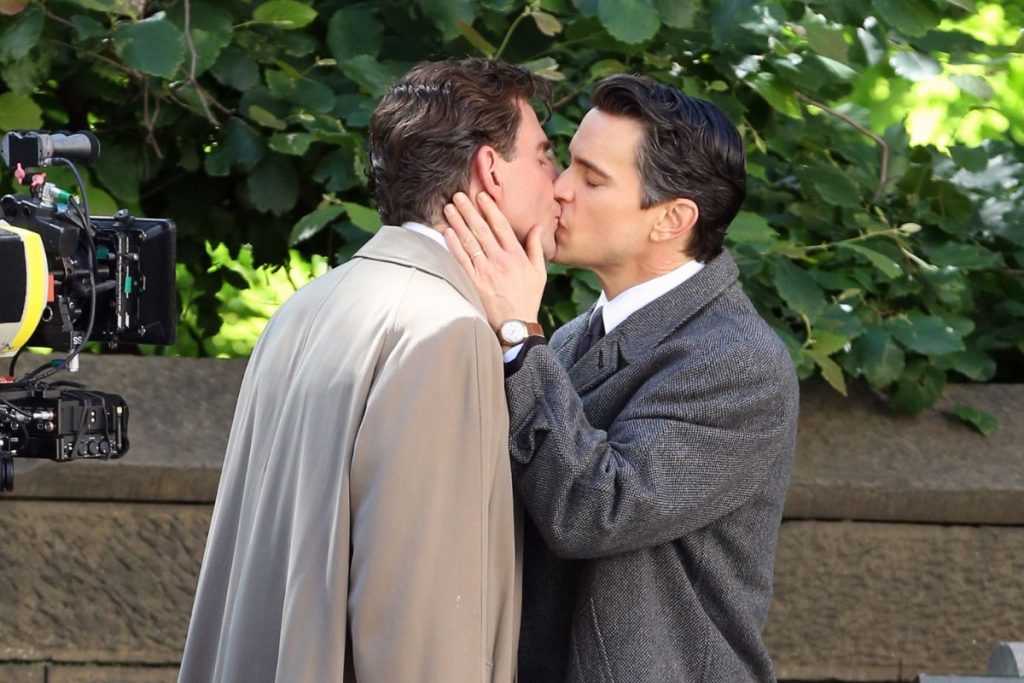 Bradley Cooper beijando Matt Bomer