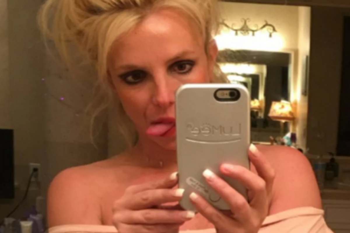 Britney Spears mostra a língua em foto