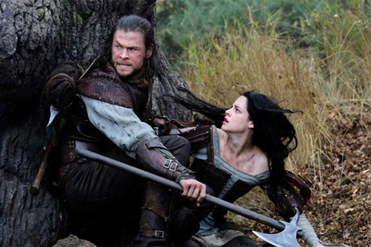 Kristen Stuart e Chris Hemsworth em cena de Branca de Neve e o Caçador