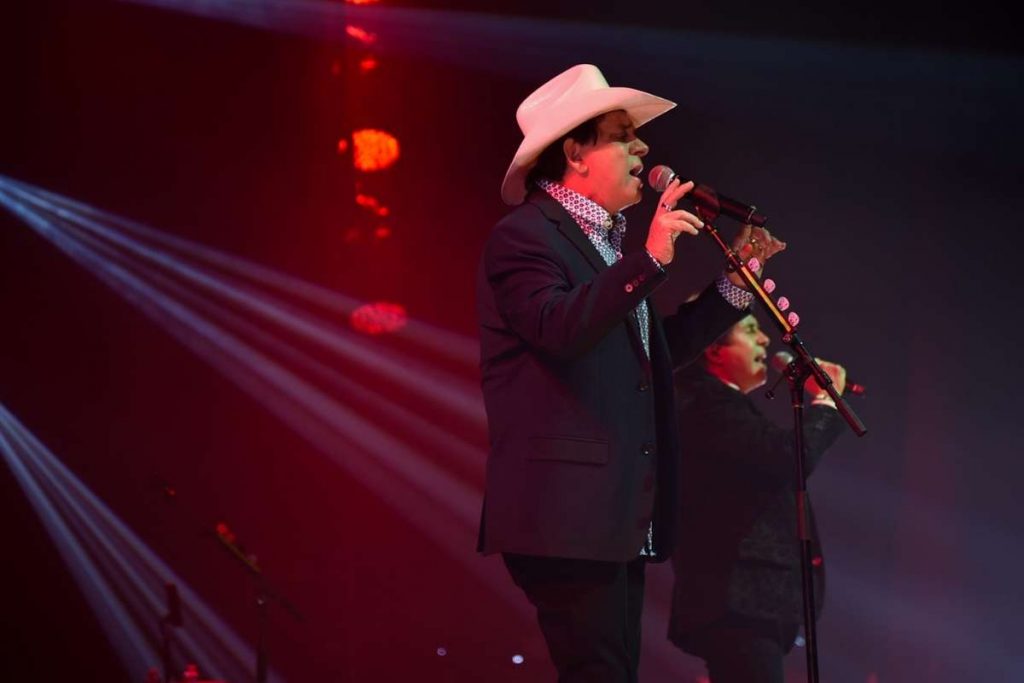 Chitãozinho e Xororó fizeram show especial de Dia dos Namorados em São Paulo