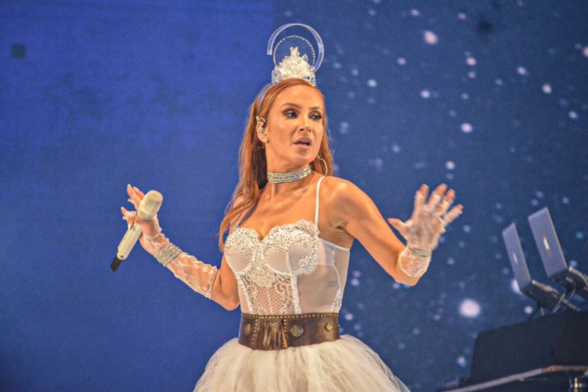 Claudia Leitte vestida de noiva estilizada em show no São João de Caruaru