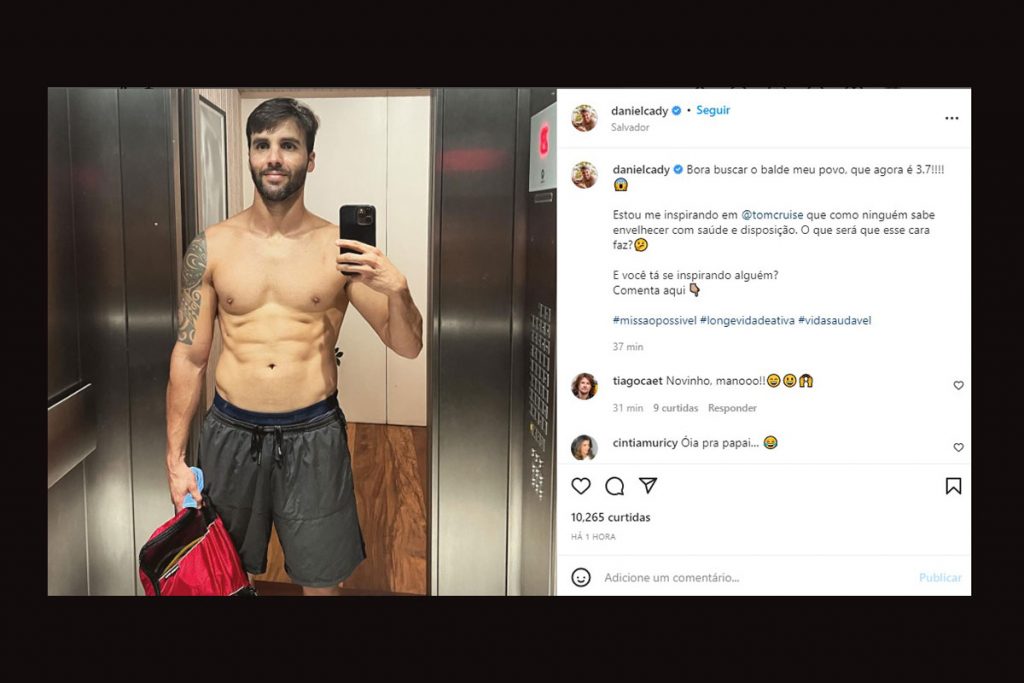 Daniel Cady posa sem camisa e mostra boa forma