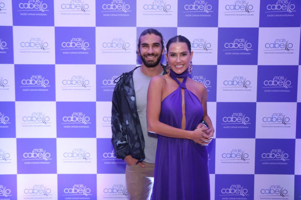 Deborah Secco posou ao lado de Hugo Moura