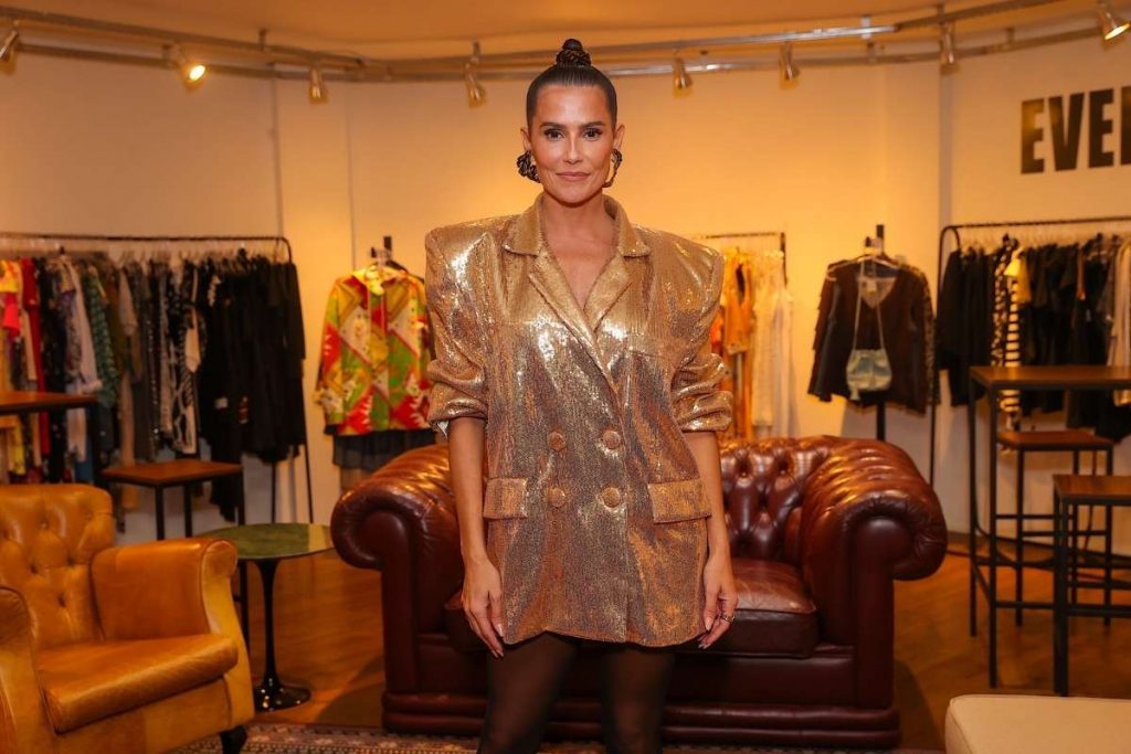 Deborah Secco inaugura brechó em São Paulo