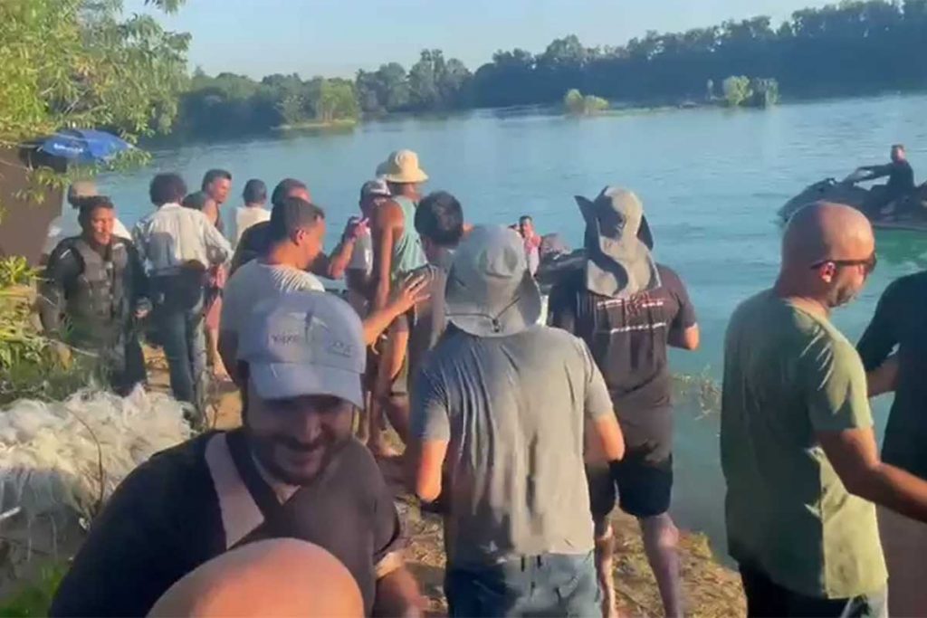 Parte da equipe envolvida em cena do ataque de piranhas a Levi, em Pantanal