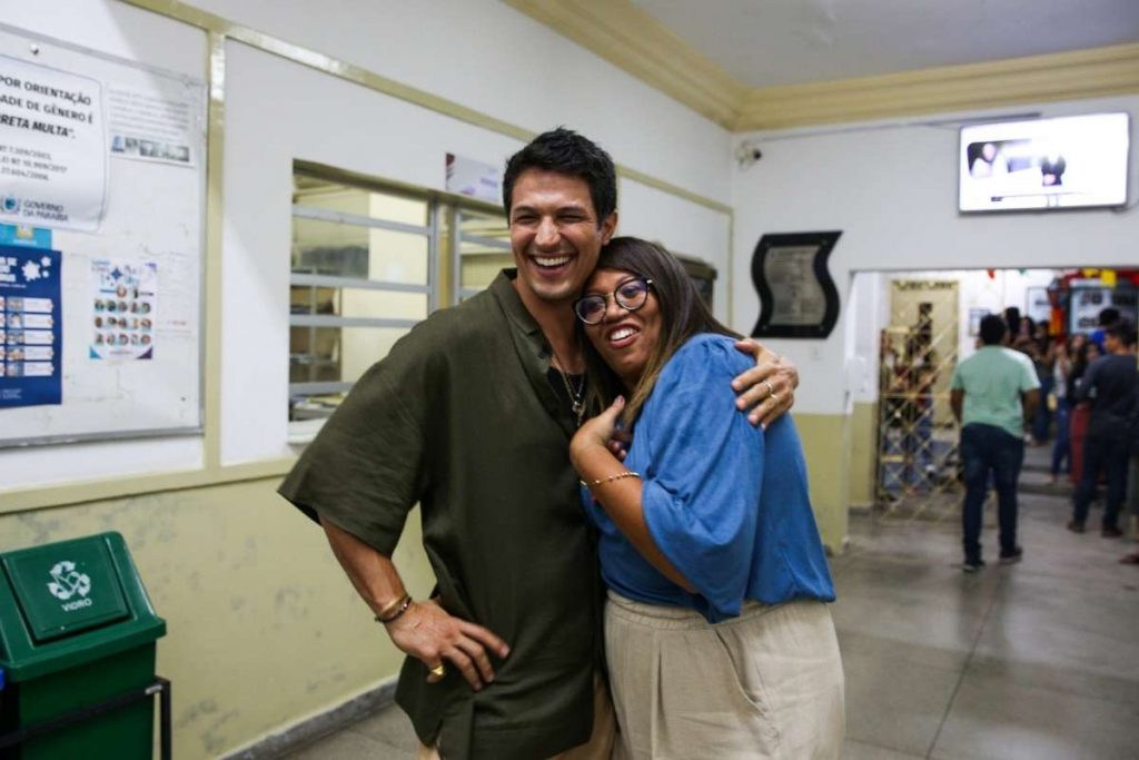 Rômulo Estrela em escola premiada no Prêmio LED Luz na Educação