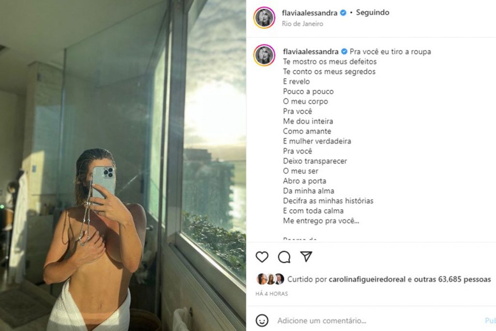 Flávia Alessandra posa nua na frente do espelho