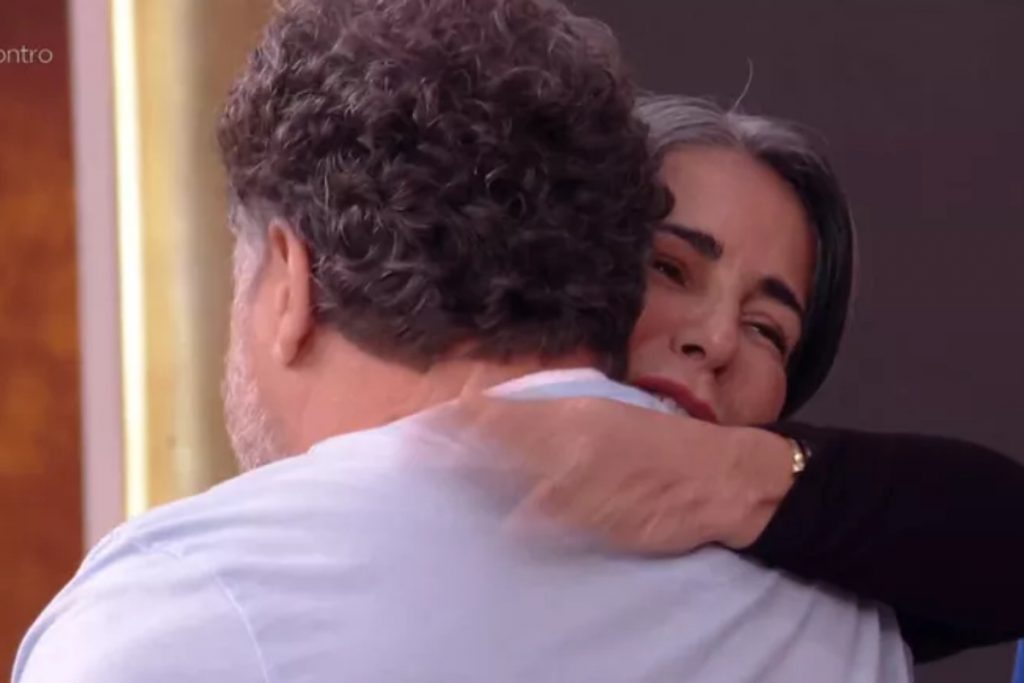 Gloria Pires abraçando Marcos Frota no Encontro