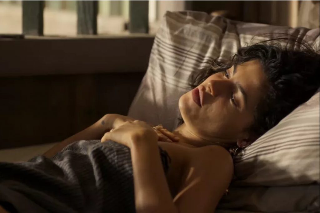 guta (julia dalavia) deitada após transar com tadeu (josé loreto) em pantanal