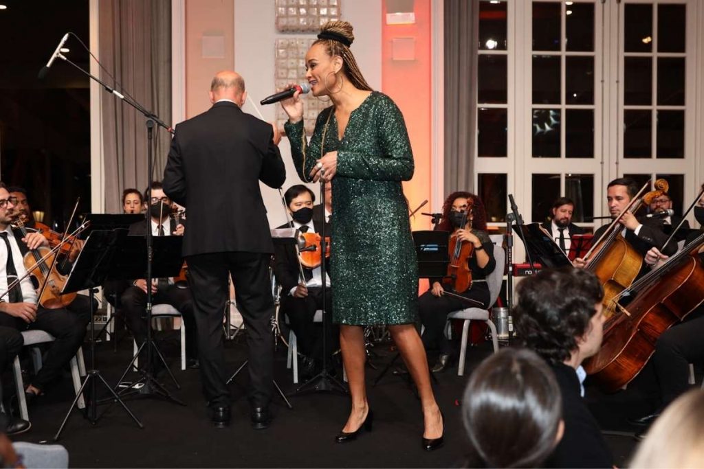 Lucas Mello canta com a orquestra de Paraisópolis