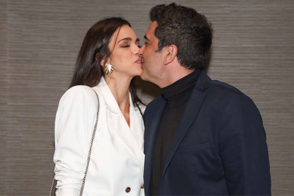 Edu Guedes vai a jantar beneficente de R$2 mil com a namorada