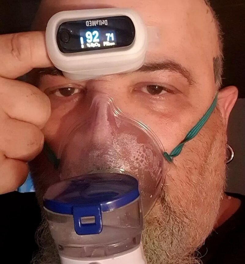 João Gordo fazendo nebulização e com oxímetro no dedo