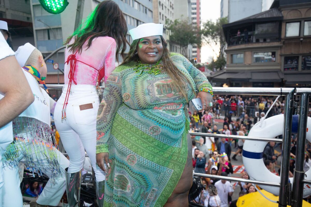 Jojo Todynho de vestido estampado verde com fenda na perna e chapéu branco