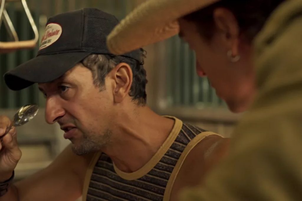 jove (jesuita barbosa) e josé lucas (irandhir santos) brigando em pantanal