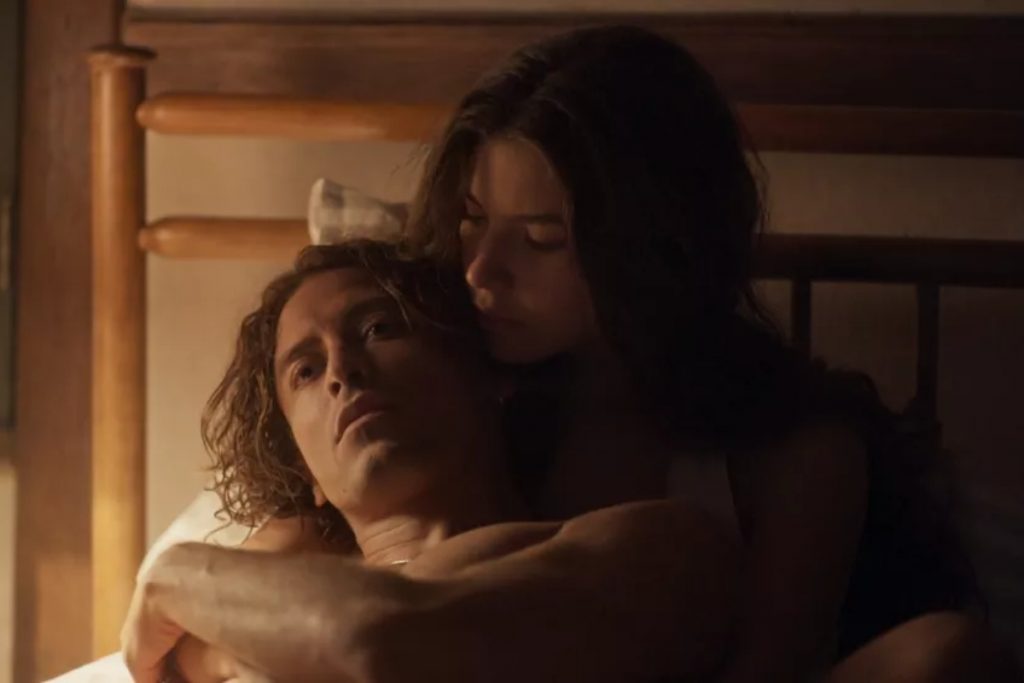 jove (jesuita barbosa) deitado abraçado com juma (alanis guillen) na cama em pantanal