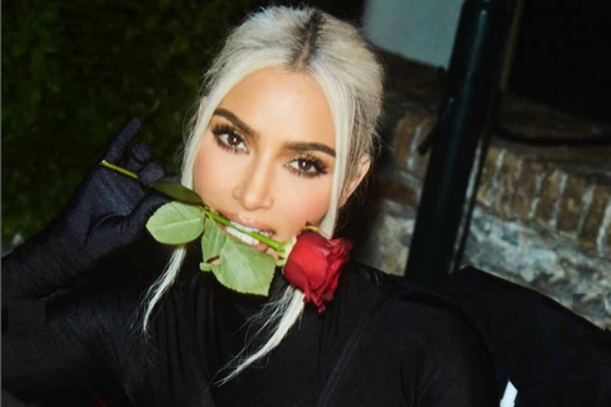 Kim Kardashian mordendo uma rosa