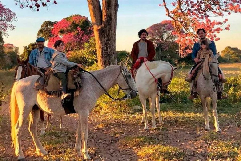theo e lia luperi gravando cena de pantanal