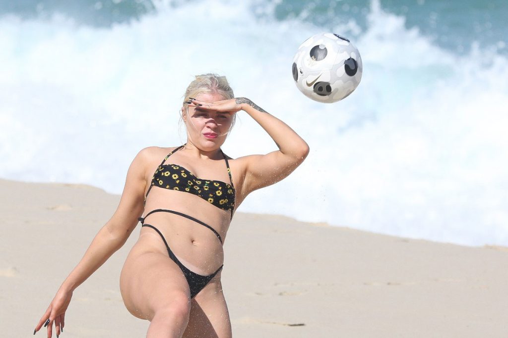 Luísa Sonza jogou bola na praia da Barra da Tijuca