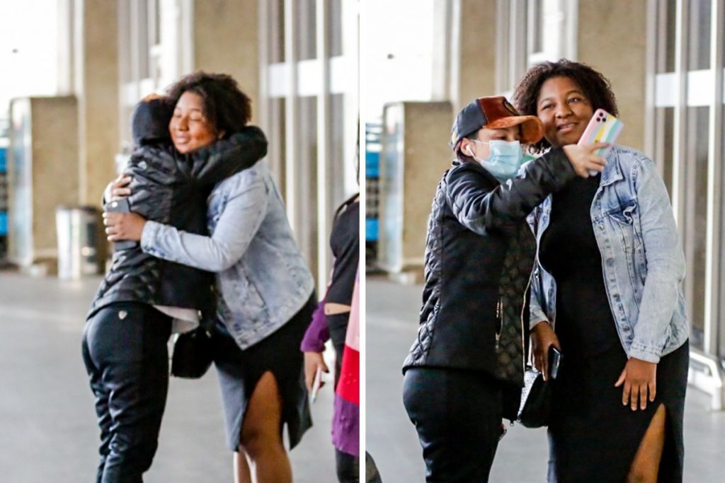 Maraisa recebe carinho de fãs no aeroporto