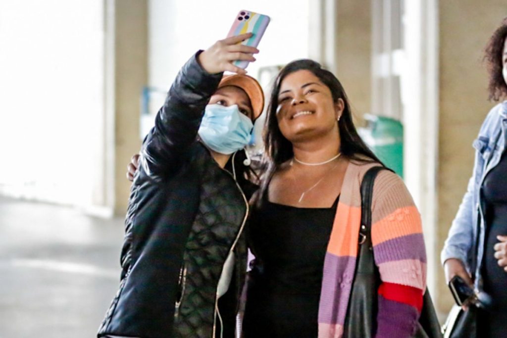 Maraisa recebe carinho de fãs no aeroporto