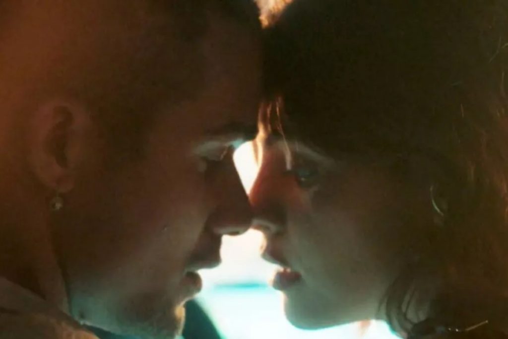 marcelo (lucas leto) e guta (julia dalavia) quase se beijando em pantanal