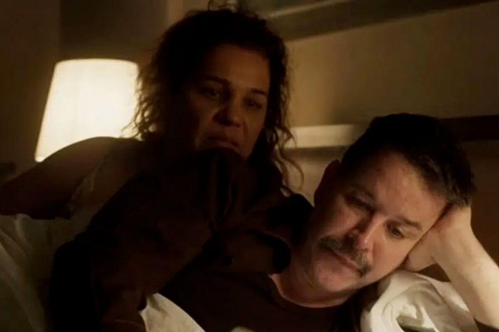 Maria Bruaca e Tenório deitados na cama