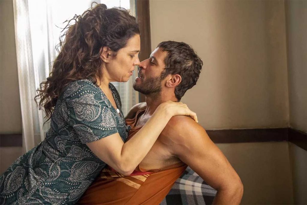 Maria (Isabel Teixeira) e Levi (Leandro lima) em cena quente de Pantanal