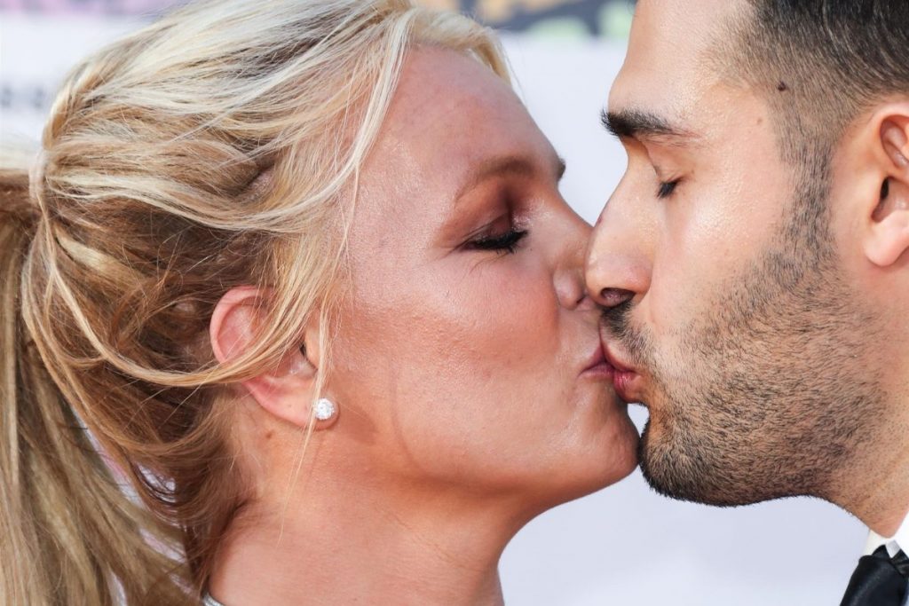 Britney e Sam dando um beijinho