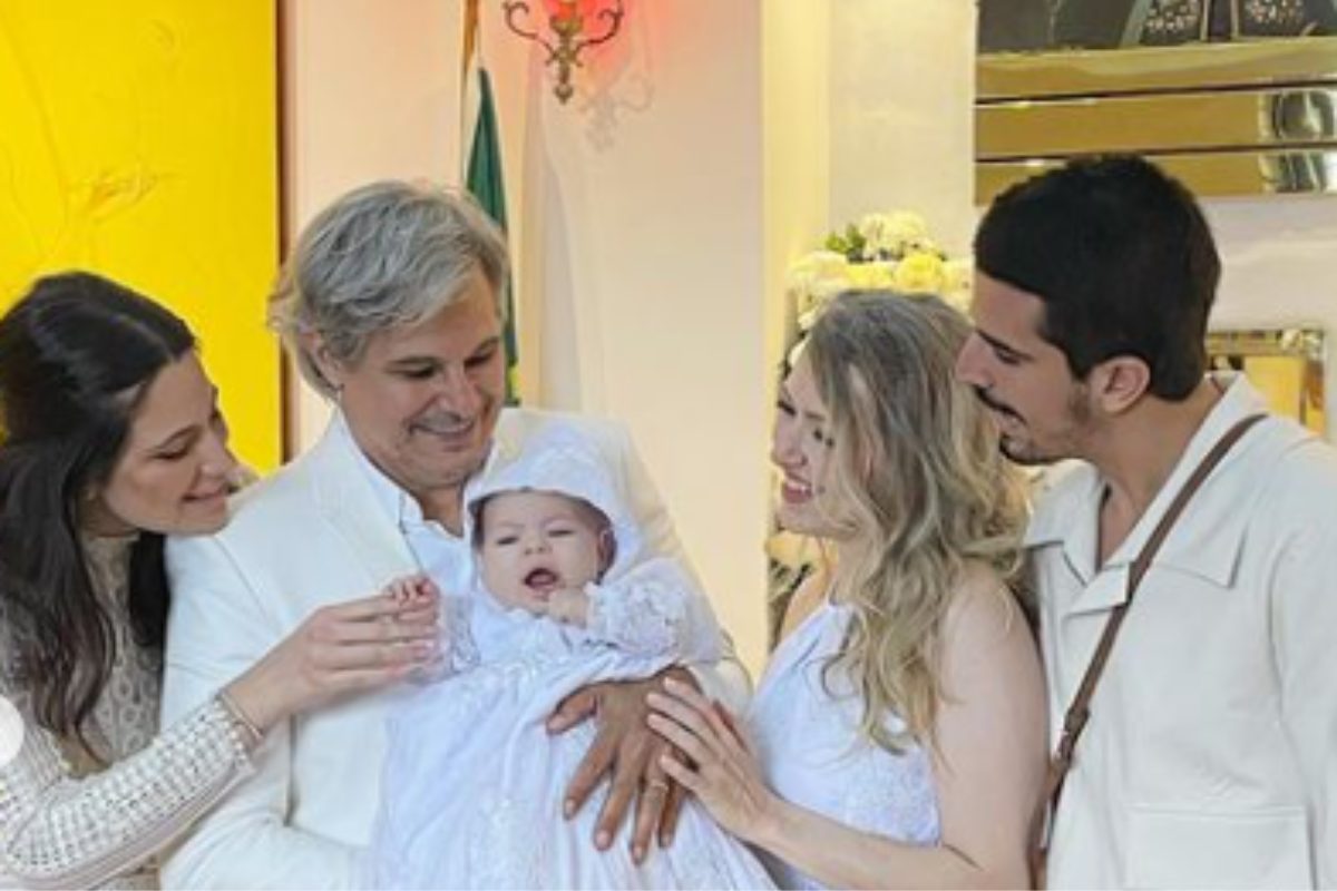 Família Celulari reunida para o batizado de Chiara