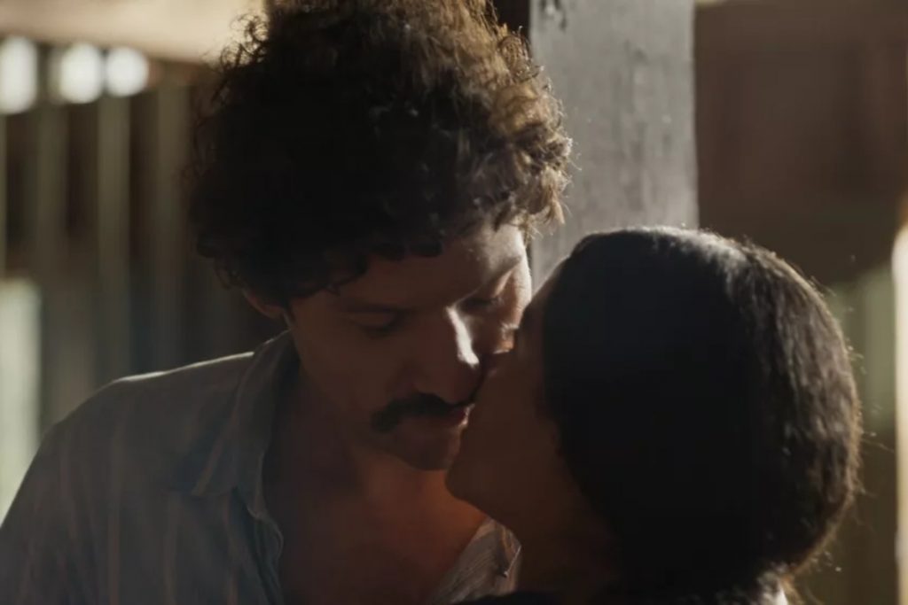 tibério (guito) e muda (bella campos) se beijando em pantanal