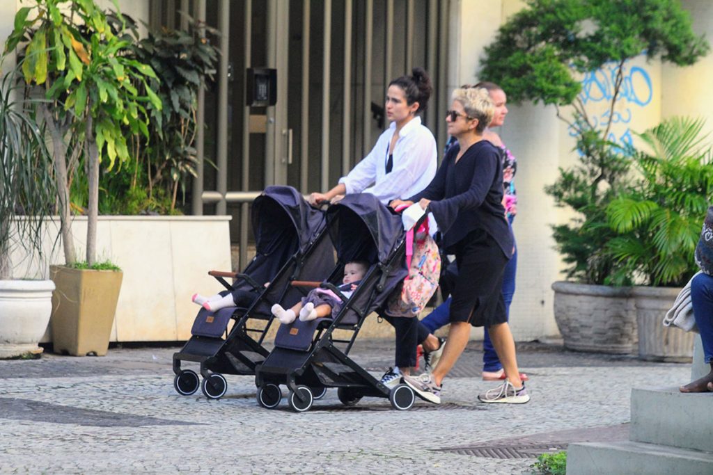 Nanda Costa e Lan Lanh esbanjam simpatia em passeio com as filhas