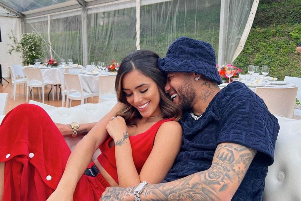 Neymar vive momentos de romance com Bruna Biancardi
