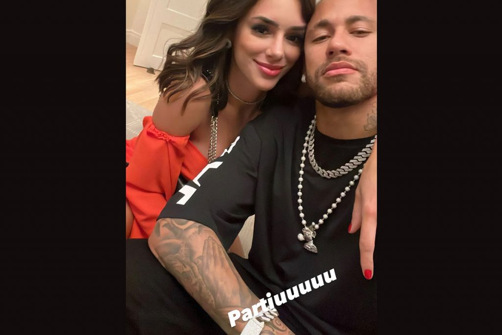 Neymar posa coladinho com a namorada Bruna Biancardi
