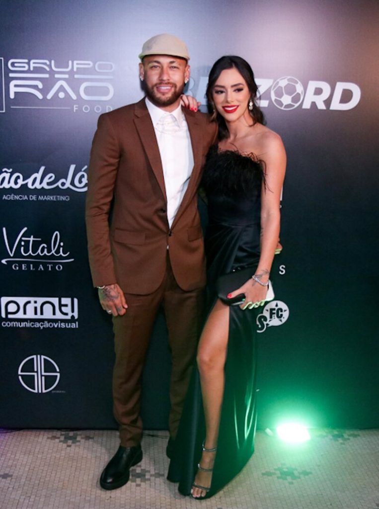 Neymar de terno marrom e Bruna Biancardi de vestido preto com fenda  