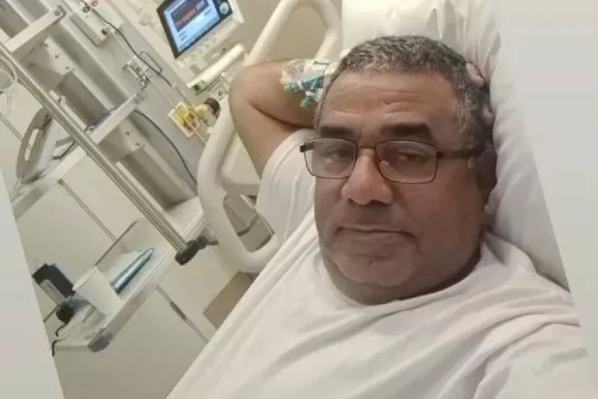 Pai de Anitta no leito do hospital