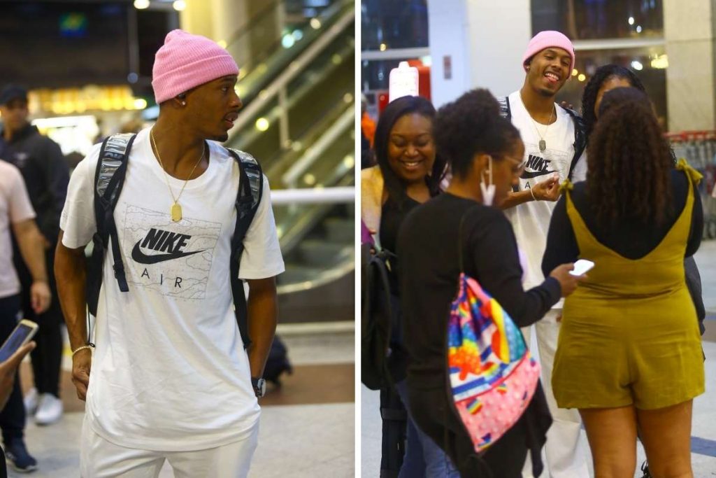 Paulo André posa com fãs em aeroporto do Rio