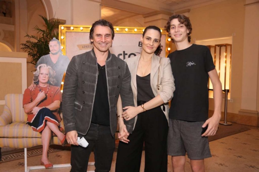 Murilo Rosa e famosos prestigiam peça no Rio