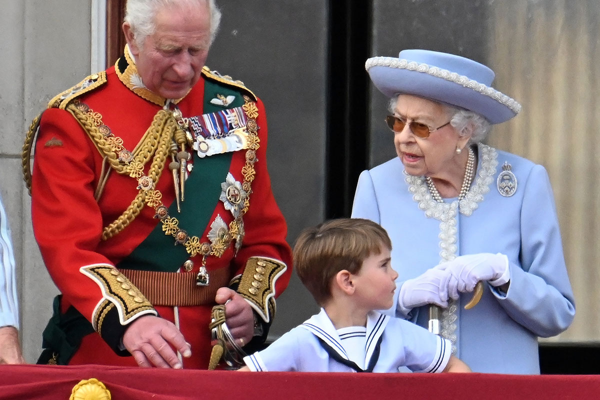 Príncipe Charles, Rainha Elizabeth e Príncipe Louis
