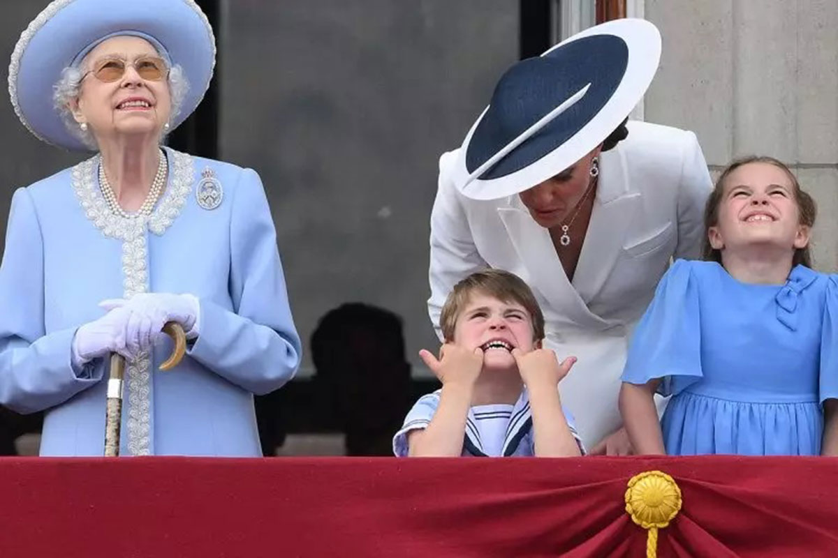 Rainha Elizabeth, Kate Middleton, Príncipe Louis e Princesa Charlotte