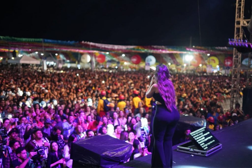 Público lotou o local do show de Simone na Bahia - Simone faz show sem Simaria na Bahia